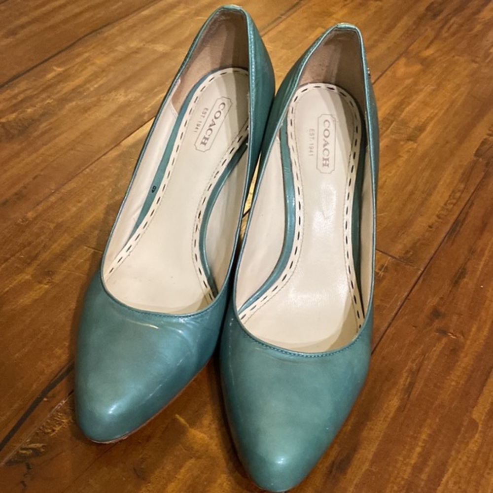 Coach patent leather pearly green pumps heels